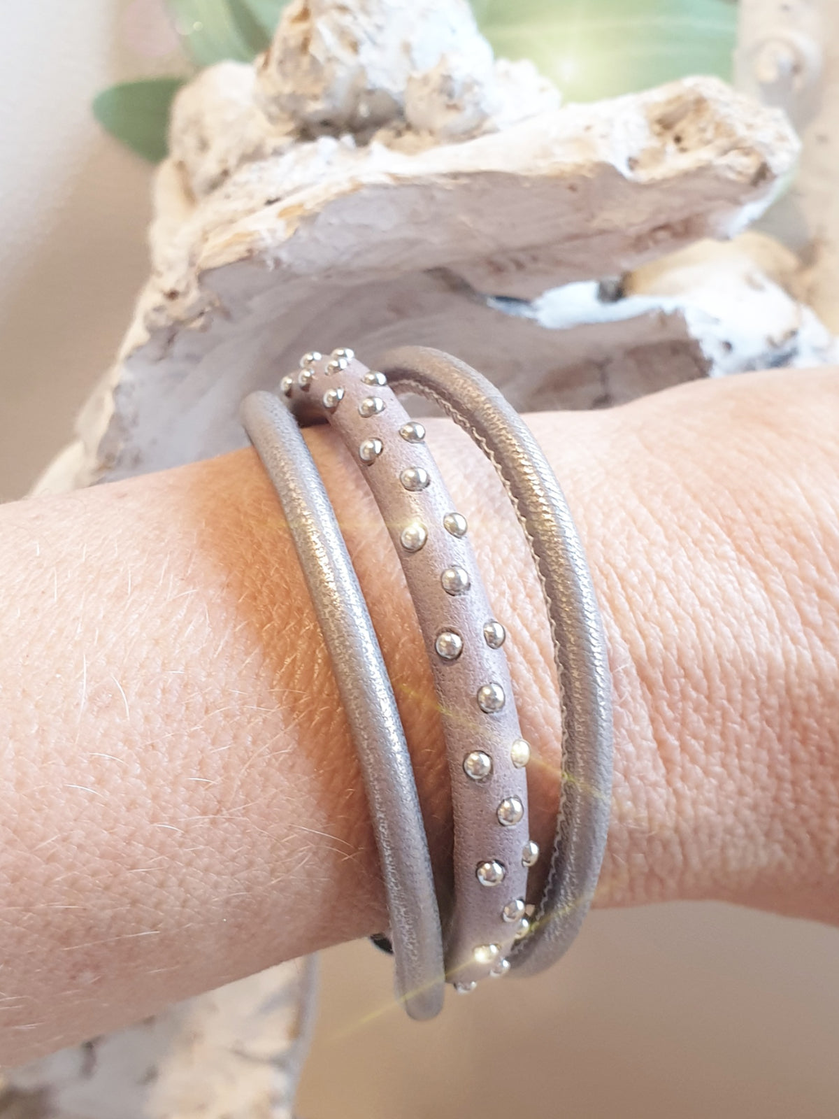 Lederarmband mit Nieten in Taupe