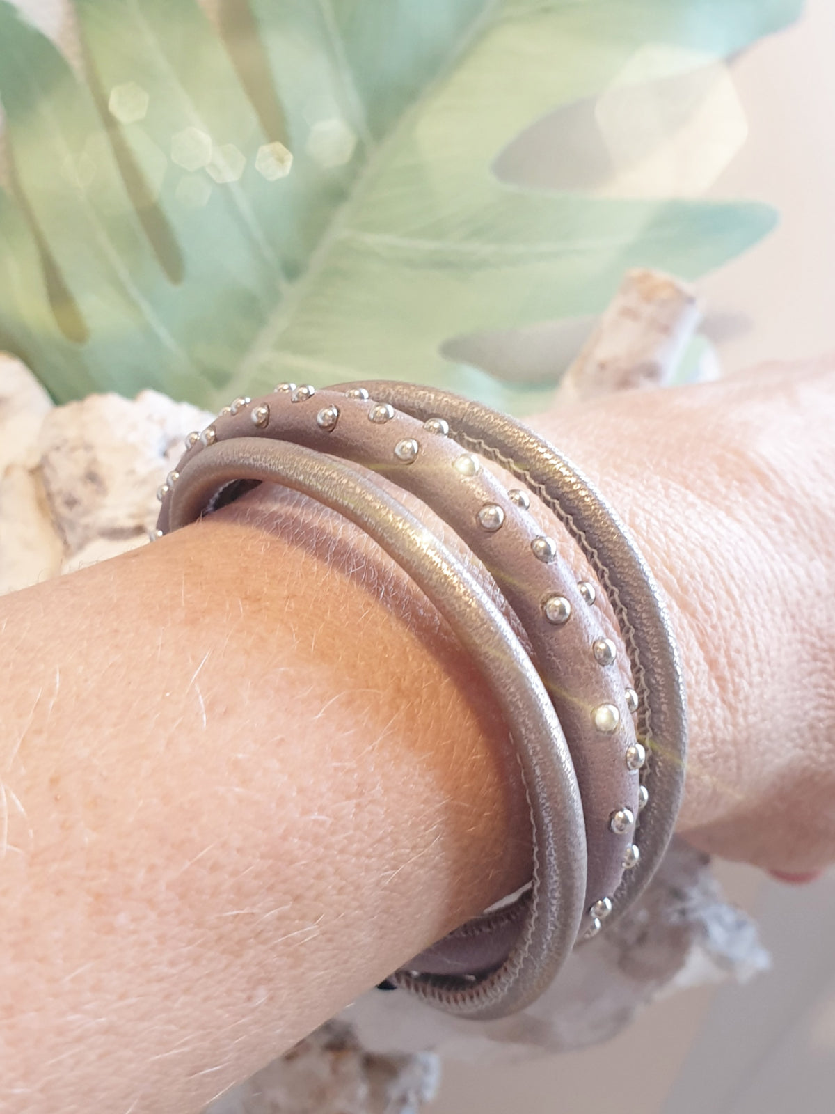 Lederarmband mit Nieten in Taupe