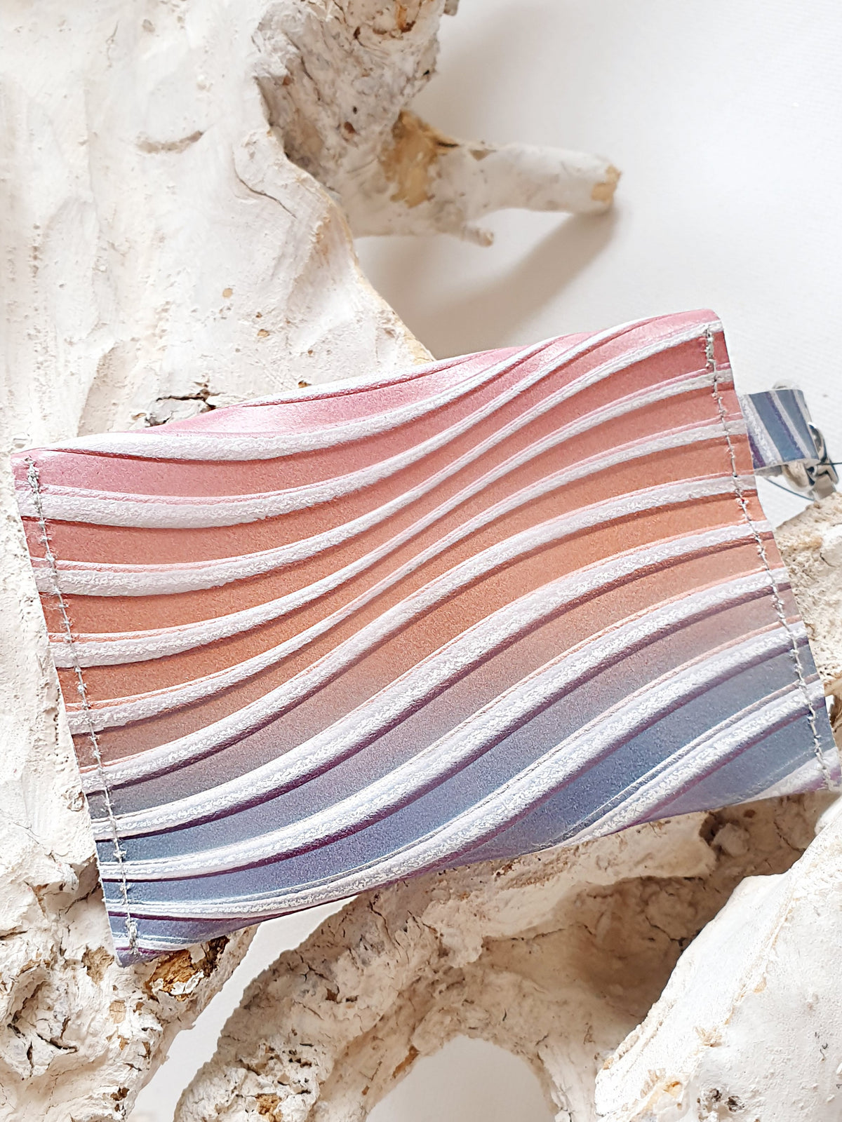 Minibag Taschenanhänger aus Leder mit Wellenprägung in Pink