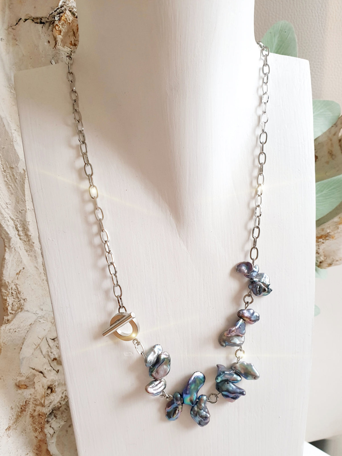 Asymmetrische Perlenkette mit dunklen Barockperlen