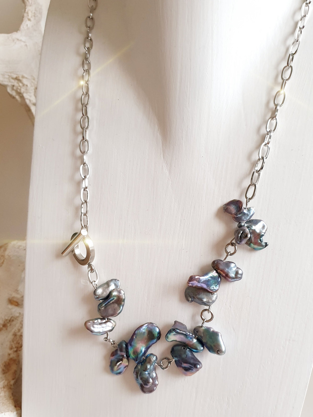 Asymmetrische Perlenkette mit dunklen Barockperlen