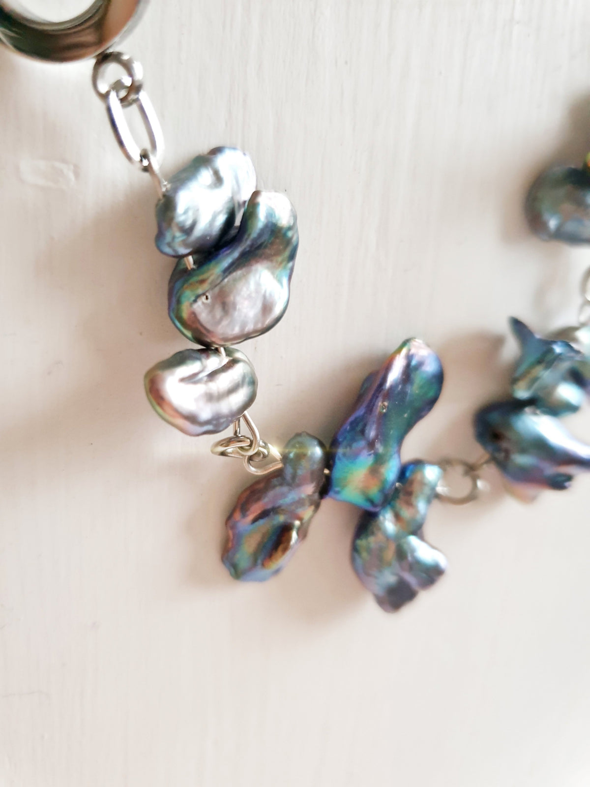 Asymmetrische Perlenkette mit dunklen Barockperlen