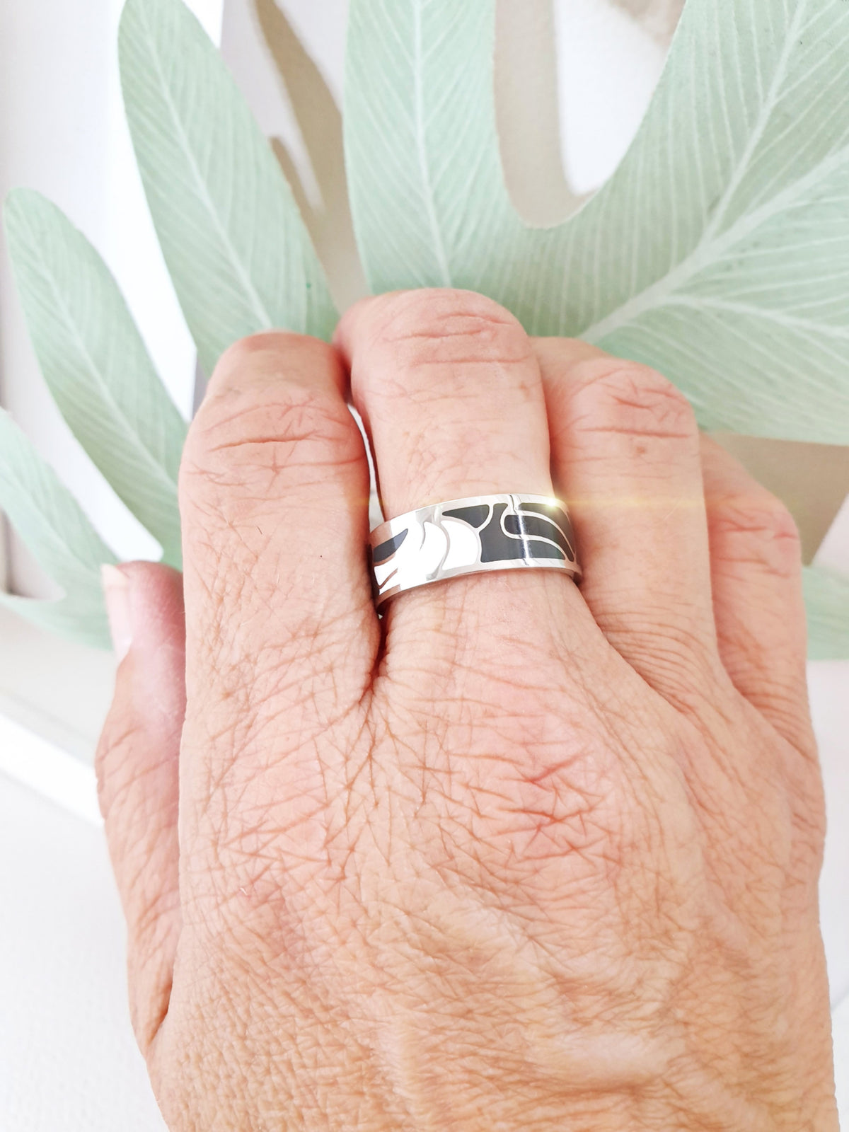 Ring aus Edelstahl mit Emaille Muster Tragefoto
