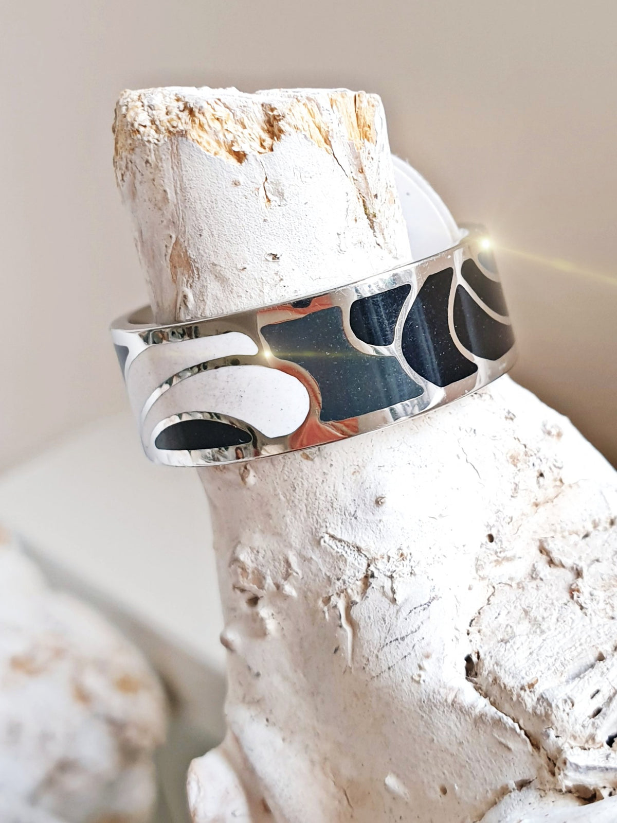 Ring aus Edelstahl mit Emaille Muster