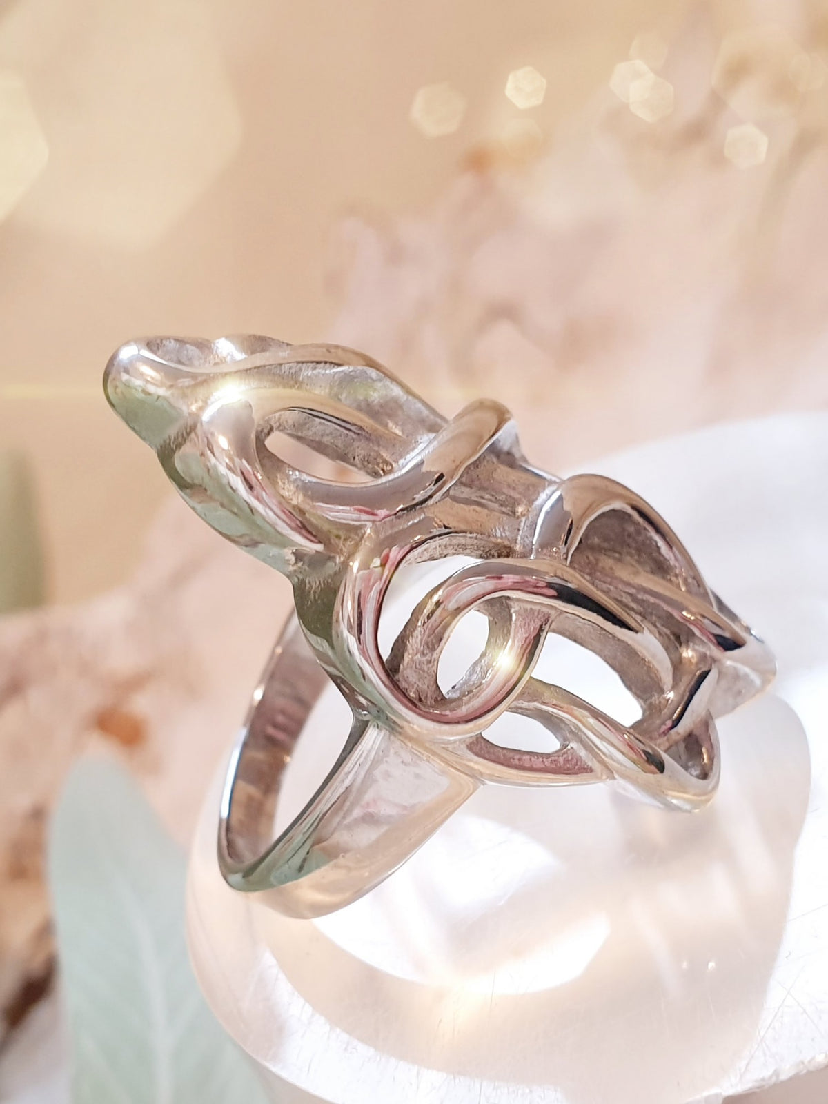 Ring mit verschnörkeltem Muster aus Edelstahl in Silber