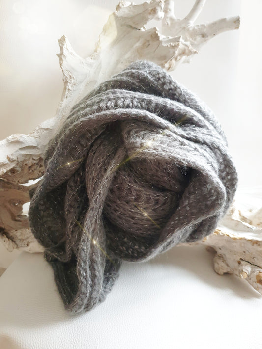Strickloop in Grau mit Silberfäden