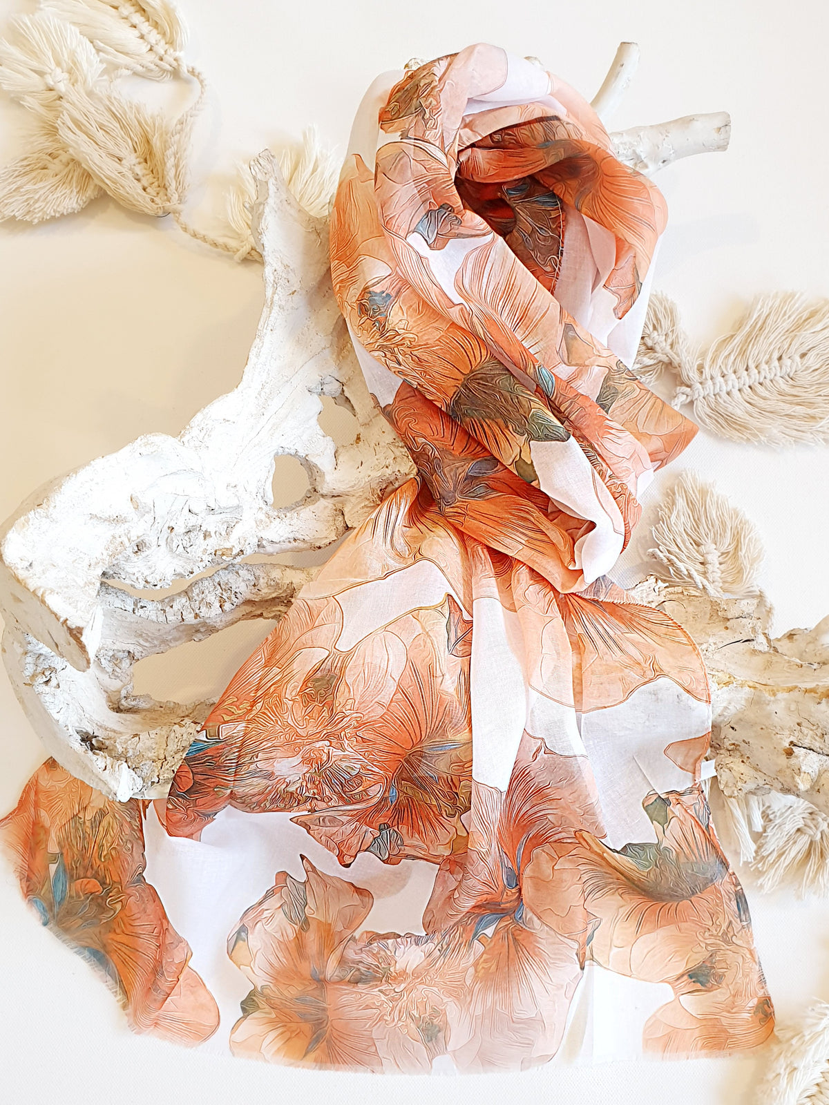 Zarter Schal mit Seidenanteil mit Blüten in Orange