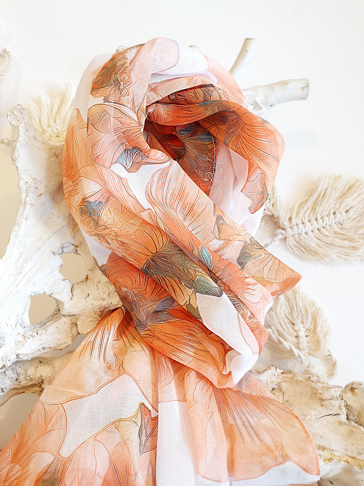 Zarter Schal mit Seidenanteil mit Blüten in Orange