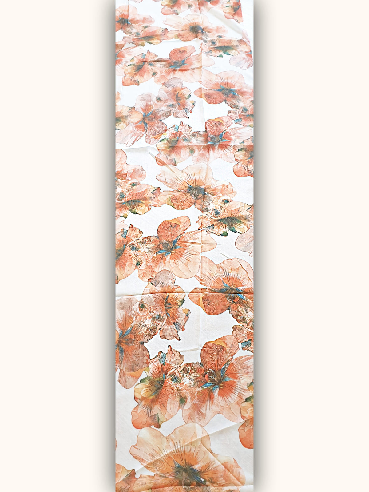 Zarter Schal mit Seidenanteil mit Blüten in Orange