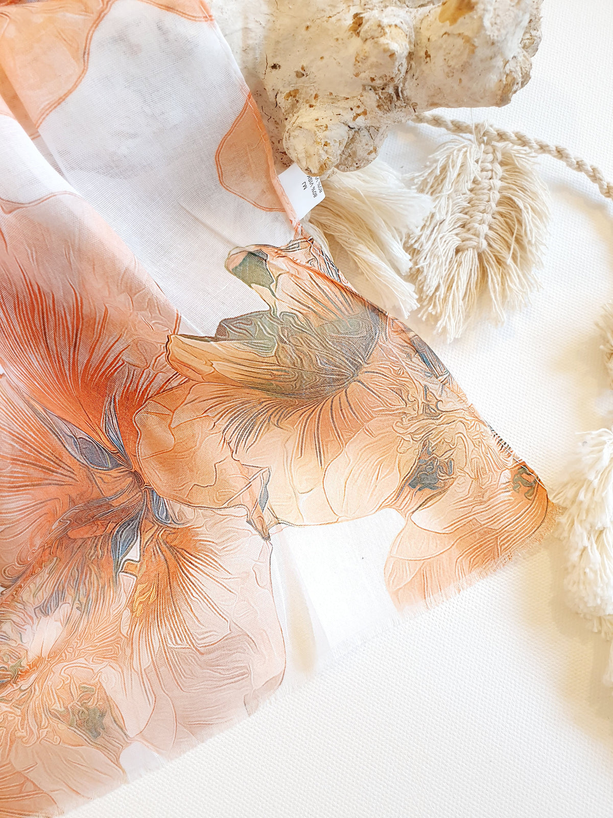 Zarter Schal mit Seidenanteil mit Blüten in Orange