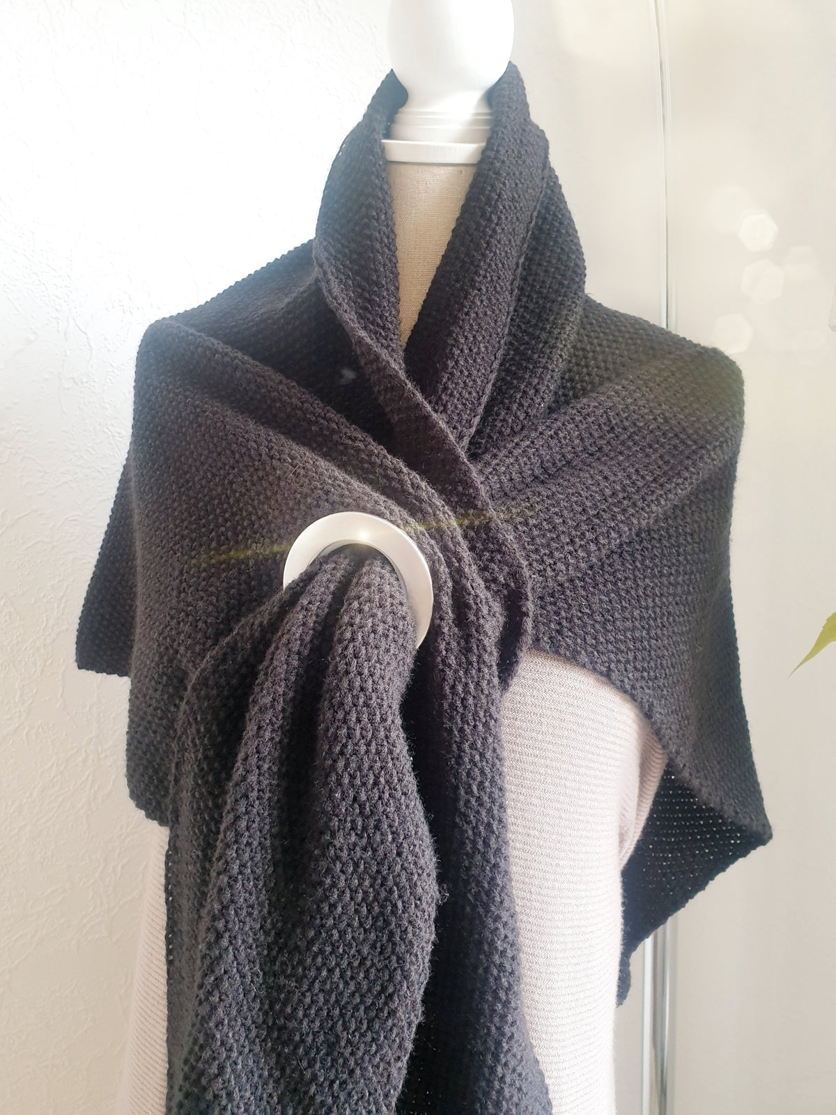 Strickschal mit Loch zum Durchziehen in Schwarz