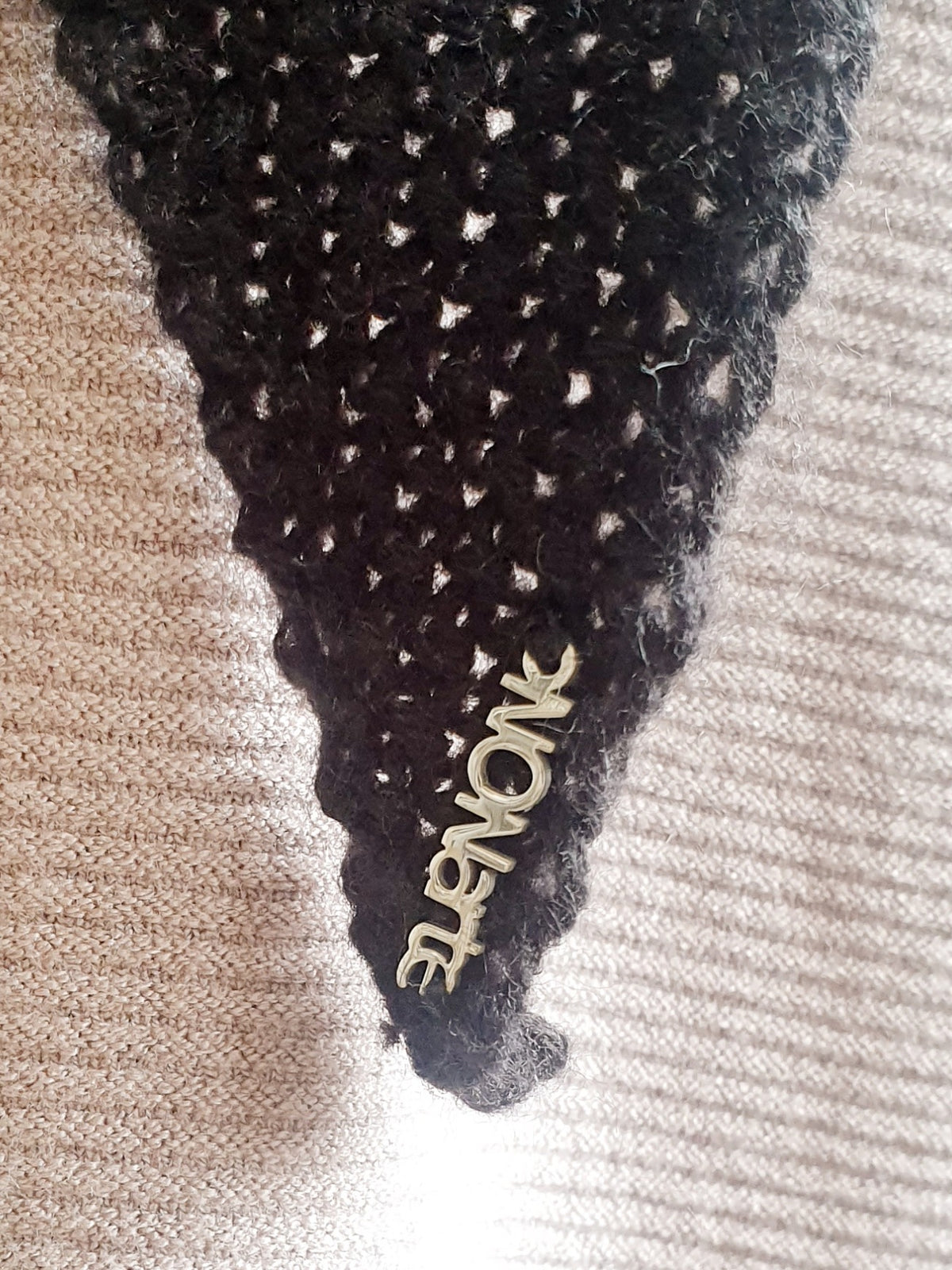 Strickschal mit Loch zum Durchziehen in Schwarz