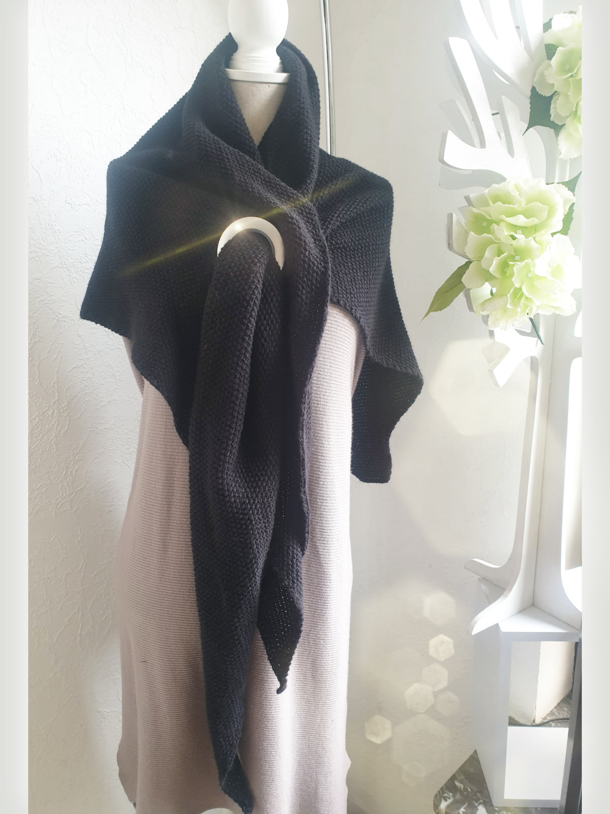 Strickschal mit Loch zum Durchziehen in Schwarz