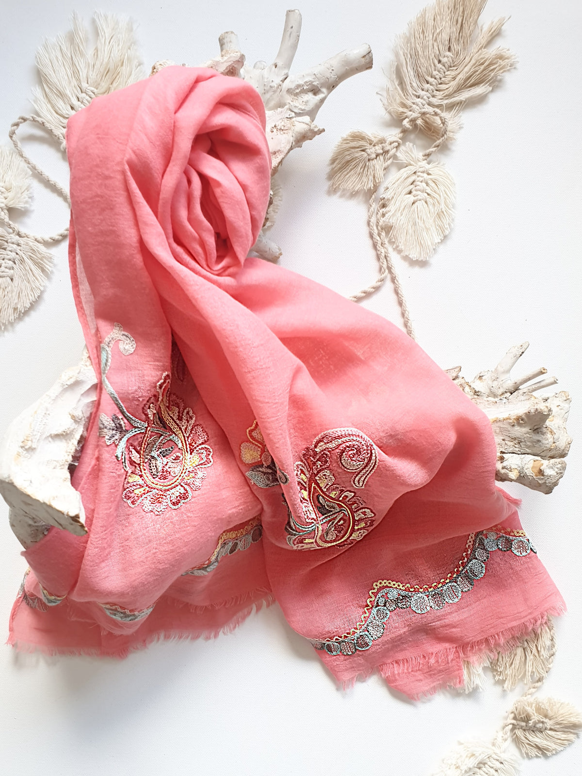 Sommerliches Tuch mit Paisley Stickerei in Koralle