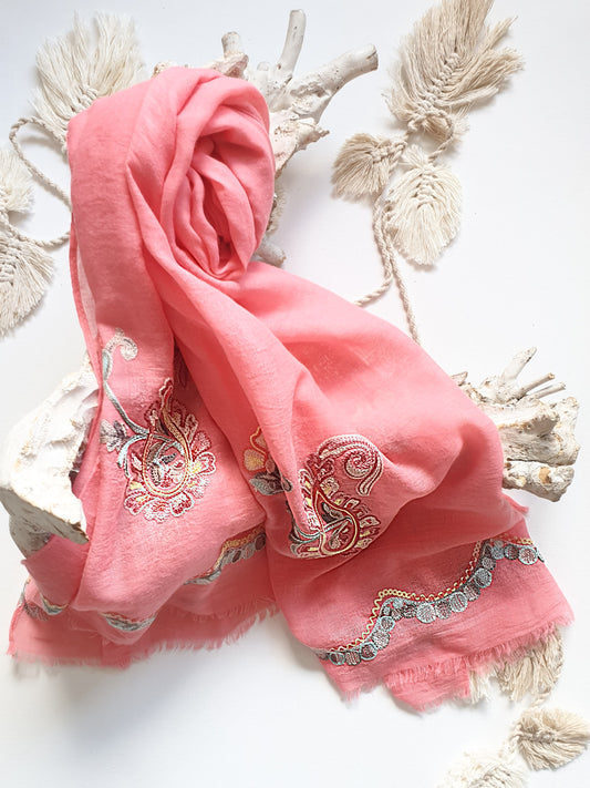 Sommerliches Tuch mit Paisley Stickerei in Koralle