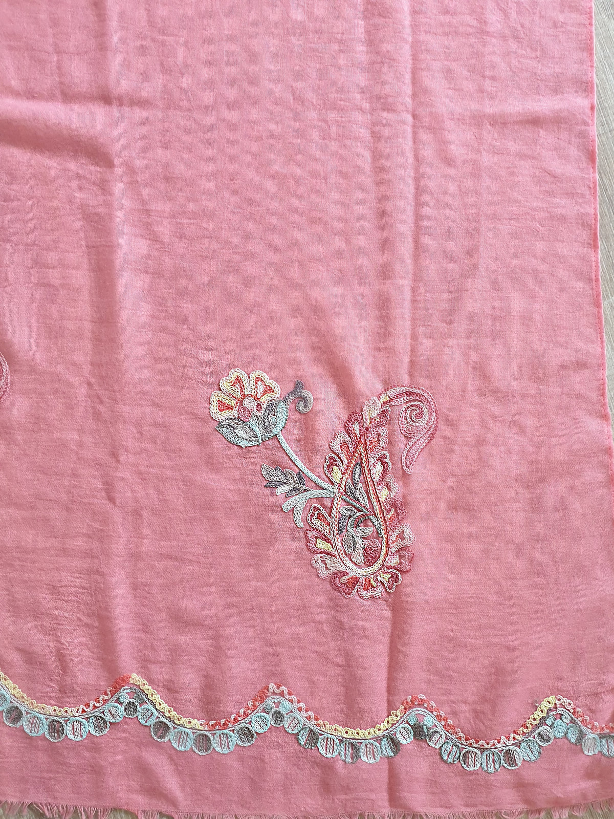 Sommerliches Tuch mit Paisley Stickerei in Koralle