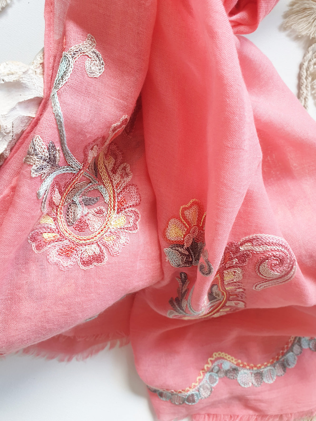 Sommerliches Tuch mit Paisley Stickerei in Koralle