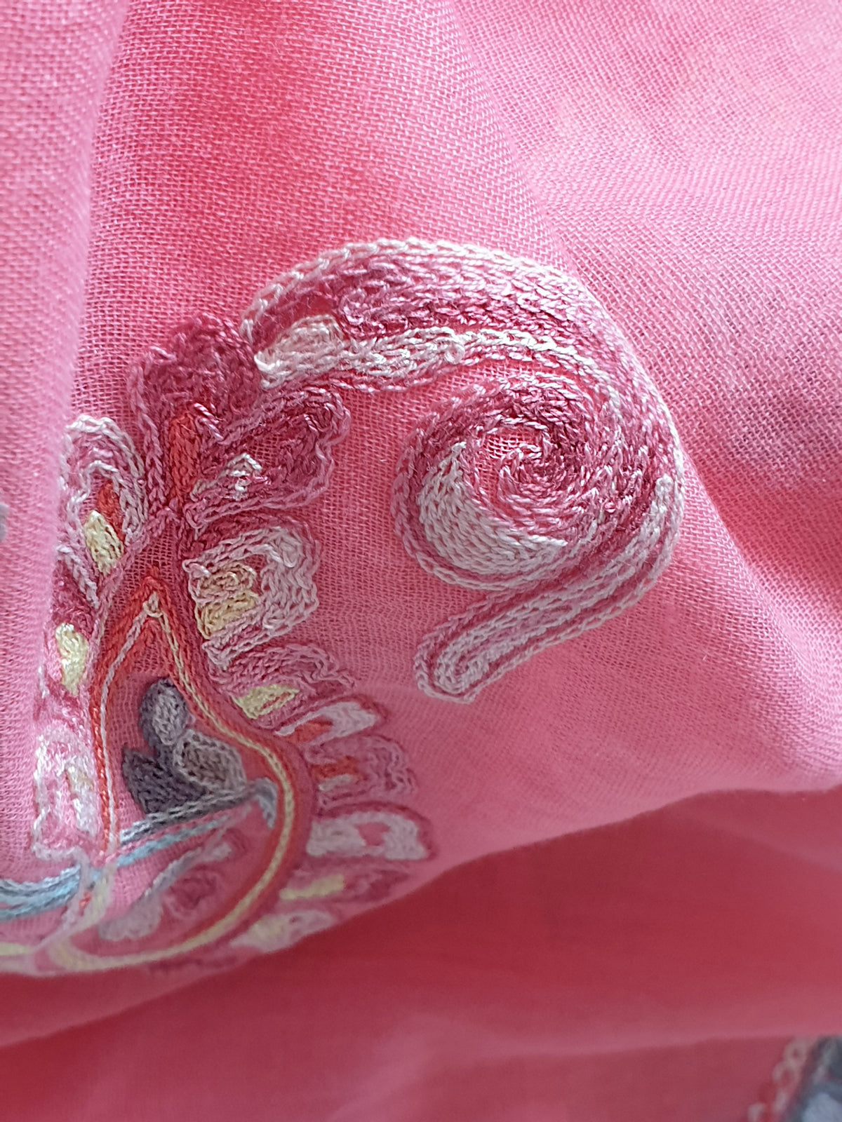 Sommerliches Tuch mit Paisley Stickerei in Koralle