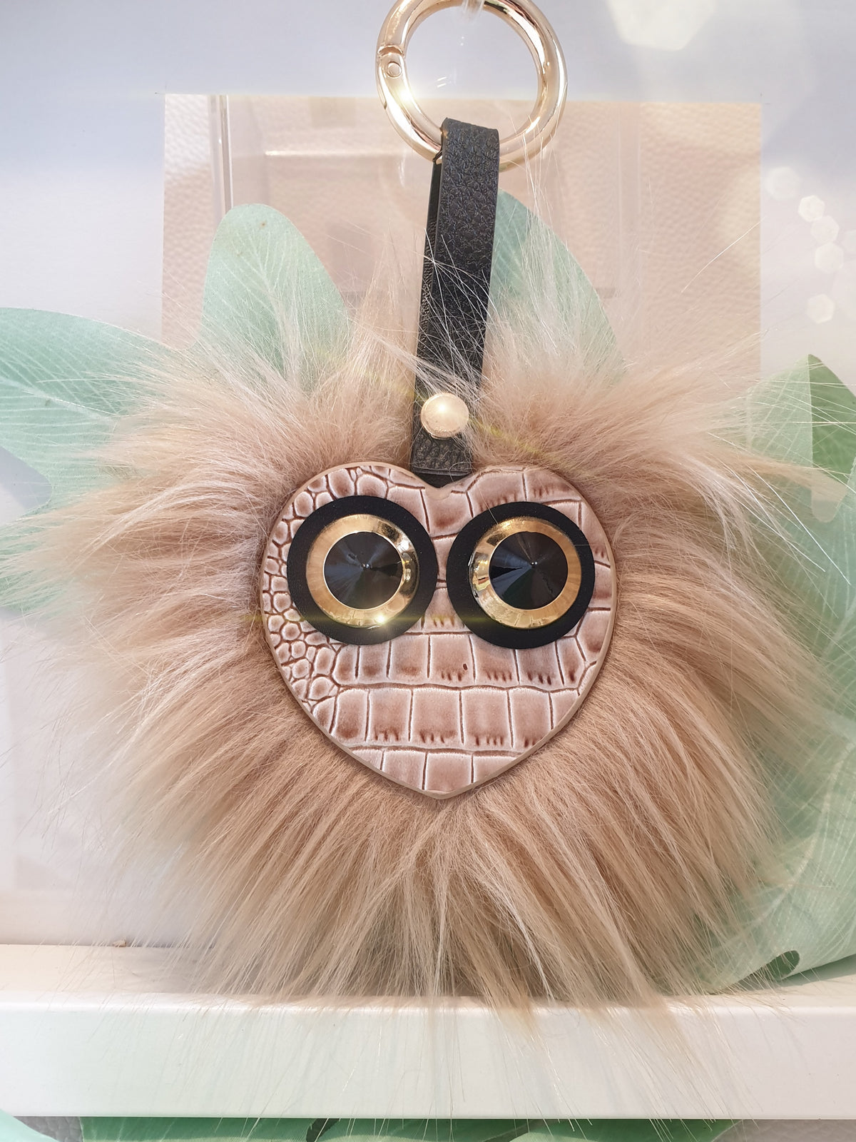 Schlüssel- oder Taschenanhänger aus Kunstfell und Kunstleder mit Herz mit Augen