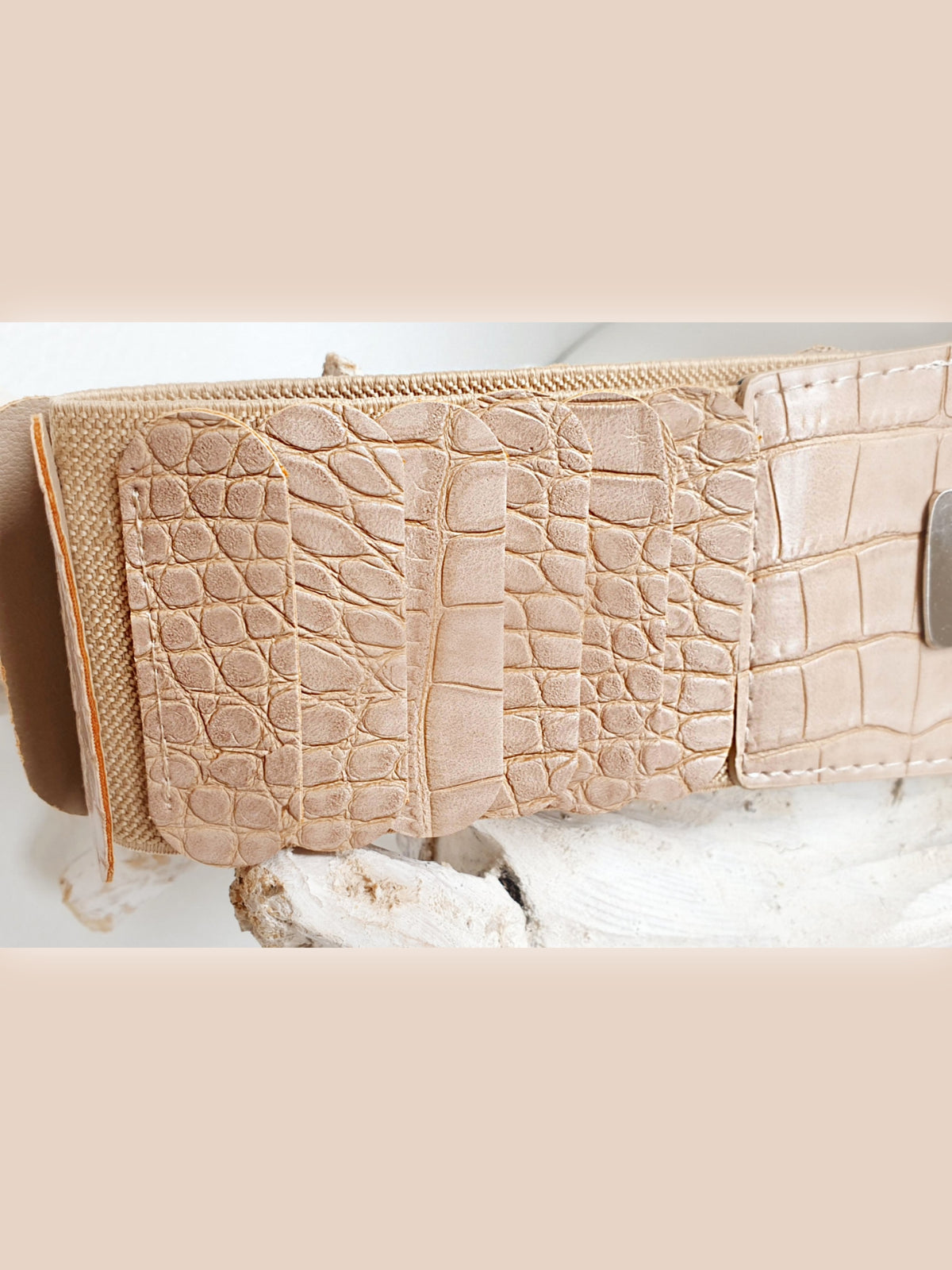 Stretchguertel aus Kunstleder mit Krokoprägung in Beige