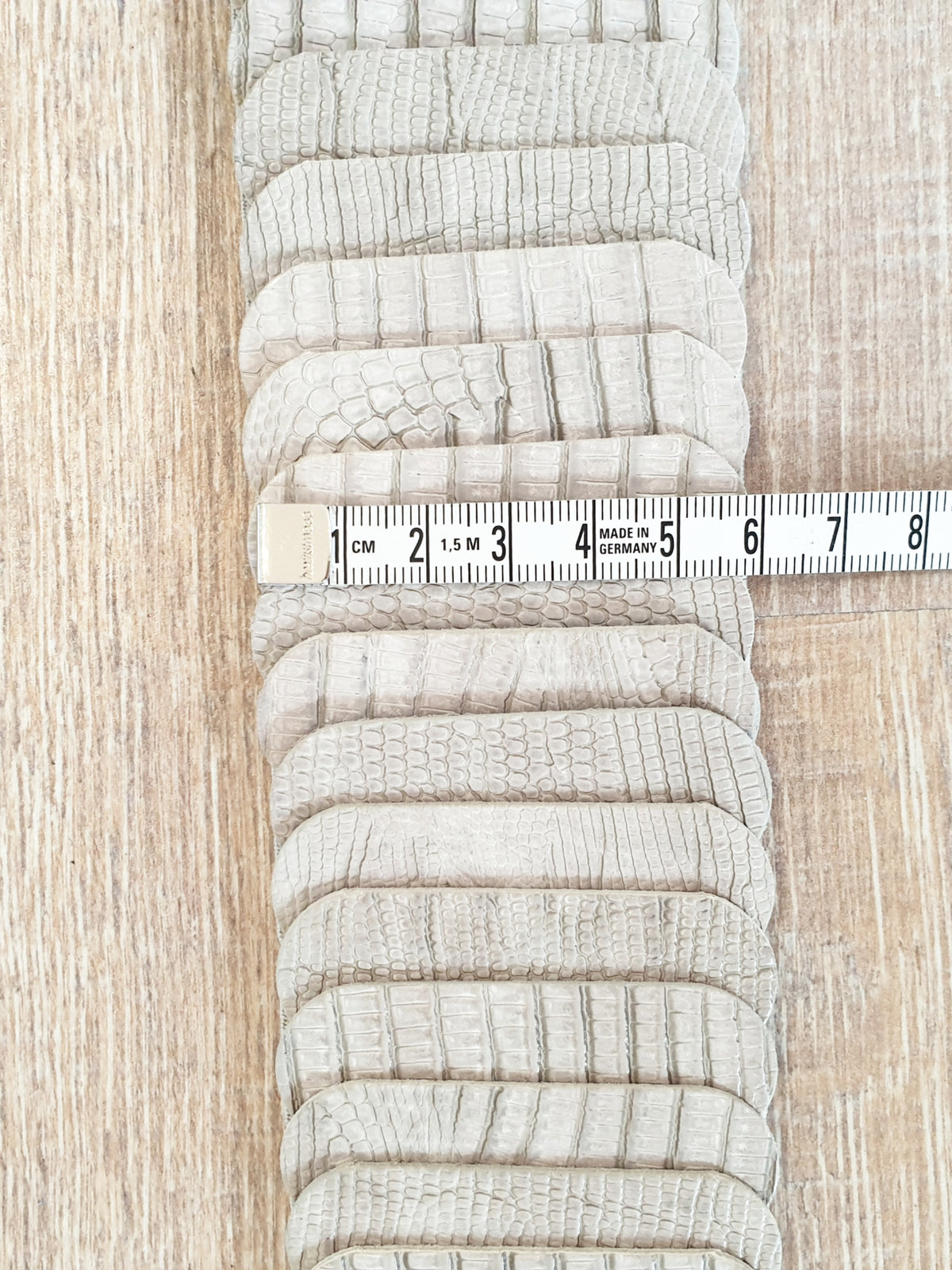 Stretchgürtel aus Kunstleder mit Krokomuster in Grau taupe