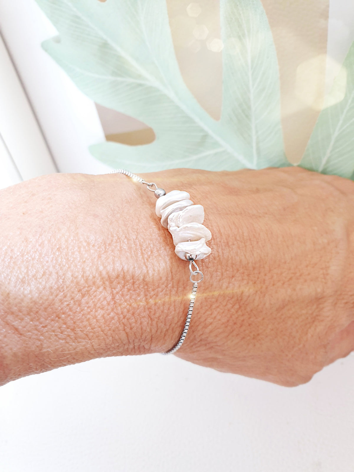 Perlenarmband Edelstahl Barockperlen Creme Weiß Tragefoto